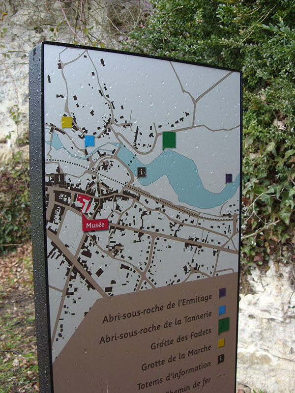 Panneau pour Lussac-les-Châteaux avec impression d'un plan et de sa légende