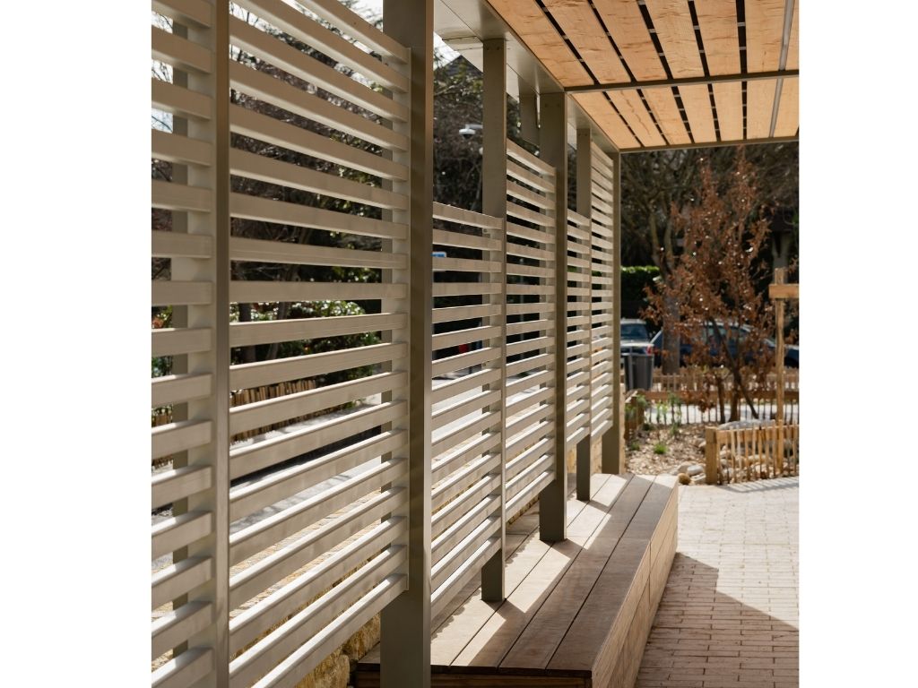 Pergola urbaine banc cloison bois