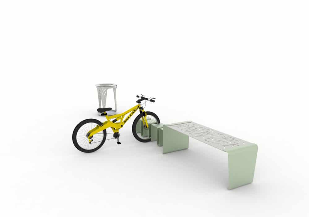 Une banquette range-vélo LUD verte, avec un vélo rangé ; en arrière-plan, une corbeille Vigipirate LUD grise