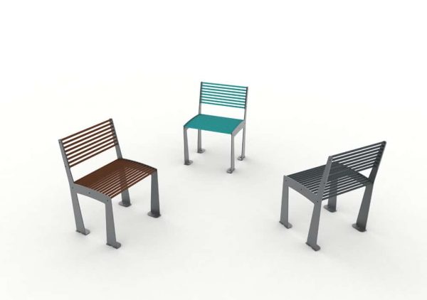 Trois chaises TUB : une marron, une bleue et une grise