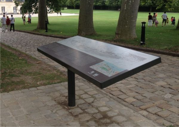 Photographie d'un pupitre et table de lecture MASSILIA dans un environnement réel : ici, sur des pavés en pierre dans un lieu touristique