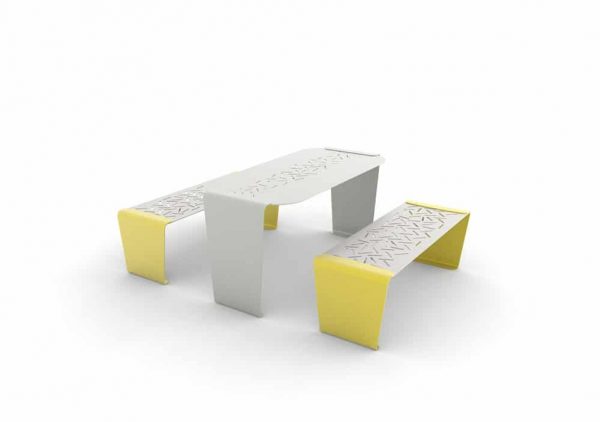 Une table LUD grise avec deux banquettes LUD jaunes
