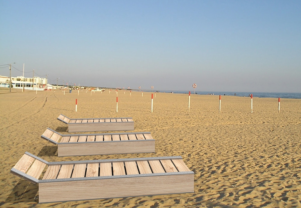 Trois bains de soleil NUT incrustés sur le sable