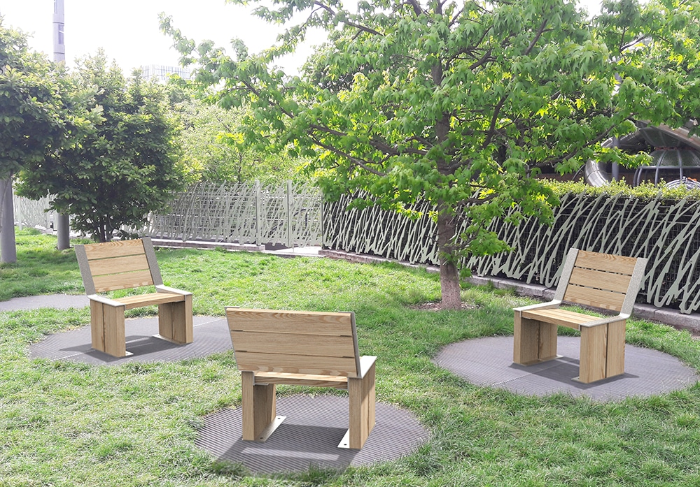 Trois chaises NUT incrustées sur le sol dans un petit parc public