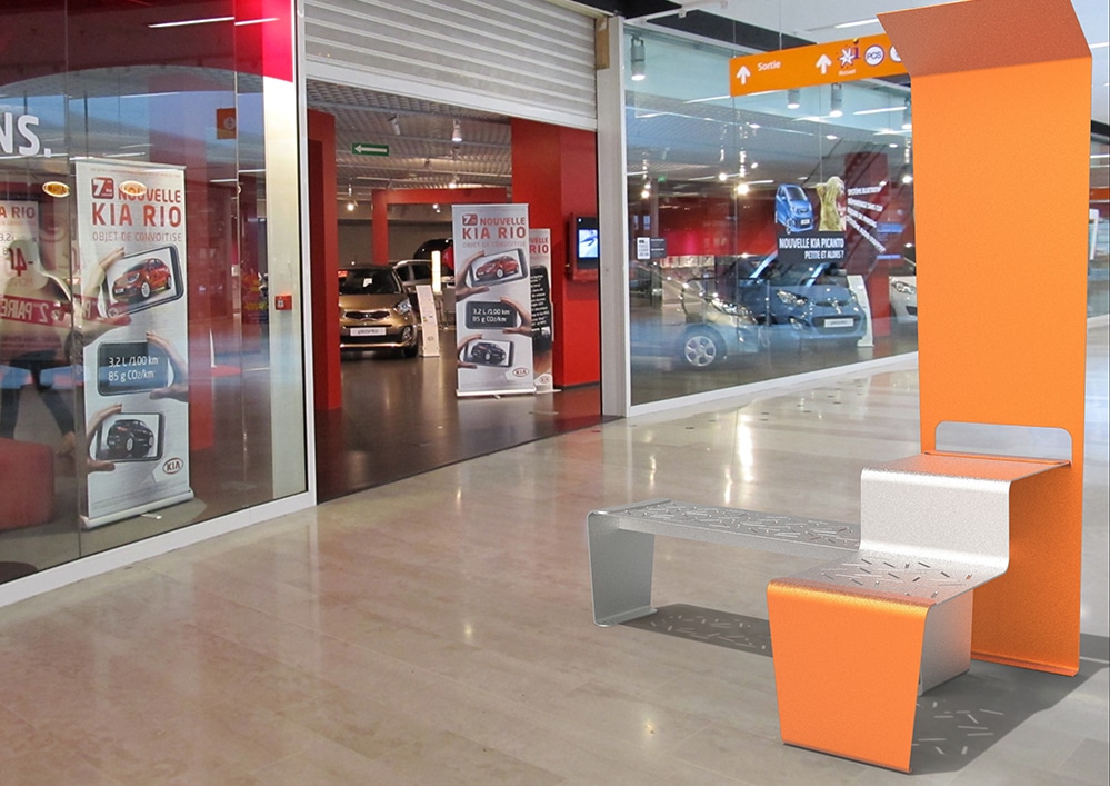 Insertion d'une table connectée LUD orange dans un centre commercial