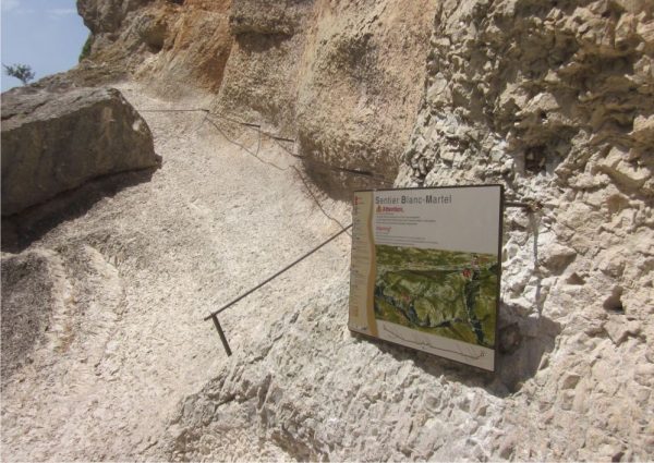 Une plaque murale Icare dans de la roche pour présenter le sentier Blanc-Martel