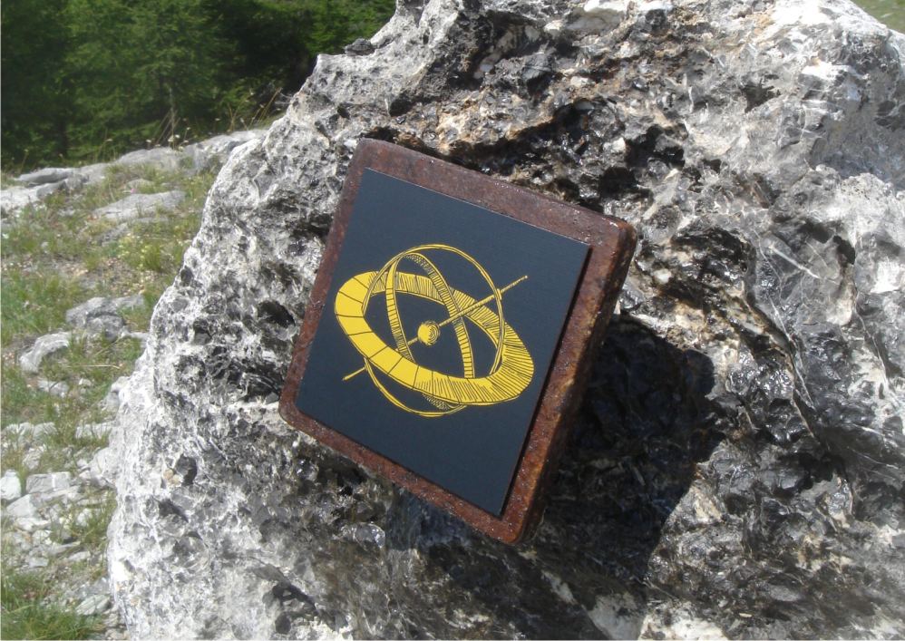 Une petite plaque murale Icare incrustée dans un rocher