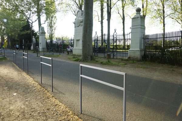 Insertion 3D de barrières PUR en acier inoxydable sur le bord d'une route