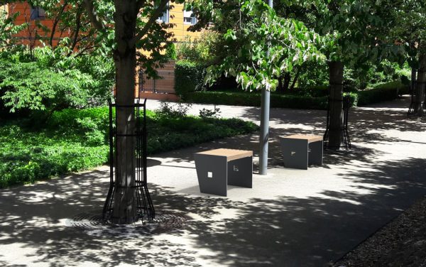 Insertion 3D de deux tabourets TUB dans un parc en milieu urbain