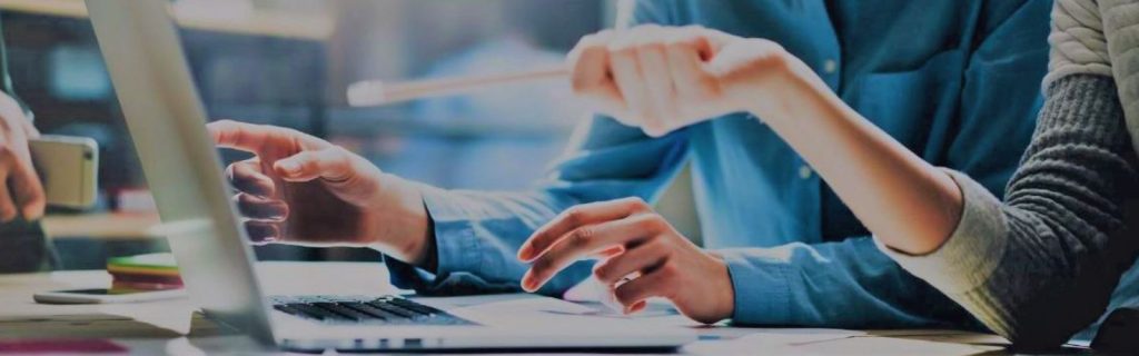 personnes pointant un ordinateur